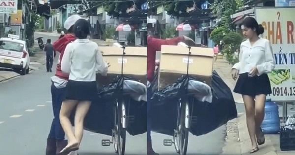 Cô gái ăn mặc sành điệu chạy ra đón mẹ đi nhặt ve chai về