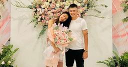 Thủy Tiên lộ diện trong ngày sinh nhật, liên tục lấy hoa che bụng