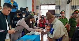 Người dân Quảng Trị nói về việc Thủy Tiên trao tiền không đồng đều