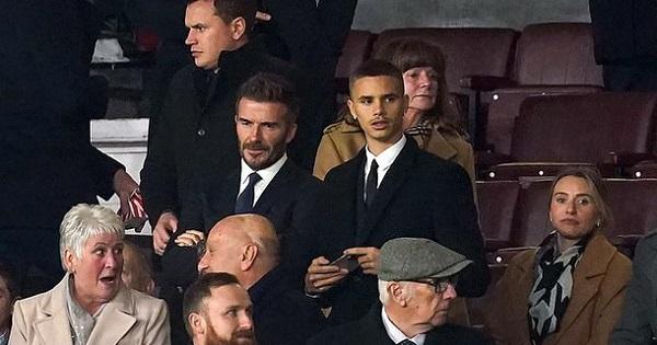 David Beckham lại "đè bẹp" quý tử 19 tuổi với ngoại hình sáng cả khán đài trận MU gặp Arsenal