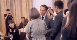 Khoảng khắc Hải Tú nhìn Sơn Tùng không chớp mắt khi cùng Chủ tịch đi sự kiện