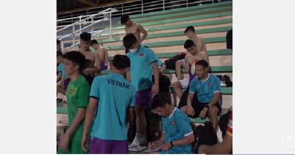 Dàn tuyển thủ Việt Nam bỏ áo kiểm tra cân nặng, hội chị em ngắm không rời mắt