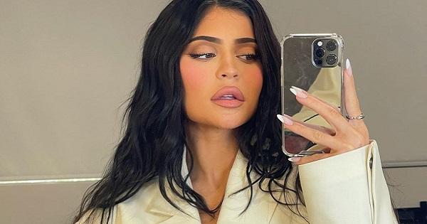 Thanh niên "số nhọ" ôm hoa hồng nhảy tường rào để tỏ tình với Kylie Jenner nhưng... nhầm nhà