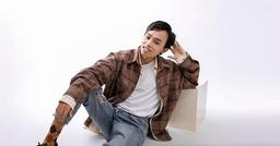 Không còn là "cậu bé dân ca", Hồ Văn Cường tái xuất với diện mạo lạnh lùng hậu rời công ty Phi Nhung