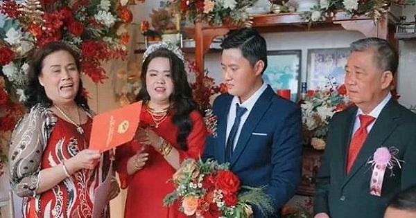 Nhà gái giơ vàng tiền sổ đỏ 30 tỷ ra trao cho cô dâu, chú rể đứng bên không cảm xúc