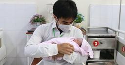 Đi chăm mẹ U40 sinh em gái, con trai 21 tuổi bị nhầm là ông bố trẻ