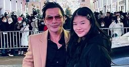 Con gái Trương Ngọc Ánh khoe dáng chuẩn "siêu mẫu tương lai" trên đường phố New York