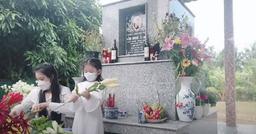 Khán giả xúc động khi thấy vợ và con gái đến thăm mộ Vân Quang Long ngày giỗ đầu
