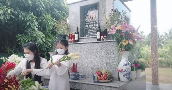 Khán giả xúc động khi thấy vợ và con gái đến thăm mộ Vân Quang Long ngày giỗ đầu