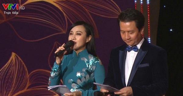 BTV Hoài Anh lần đầu tái xuất trên VTV ở vai trò mới, cười liên tục thay vì nghiêm nghị như trước