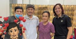 Hoài Linh tươi tắn trong hậu trường buổi tập luyện cho màn tái xuất tối 7/1