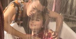 "Cô Xuyến" Hoàng Yến diễn cảnh nằm trong bồn tắm rải đầy hoa hồng cùng trai trẻ suốt 2 tiếng