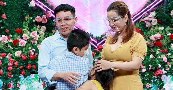 Mẹ đơn thân đưa 2 con lên show hẹn hò tìm chồng, 2 đứa trẻ ôm chặt người đàn ông mà mẹ bấm nút chọn