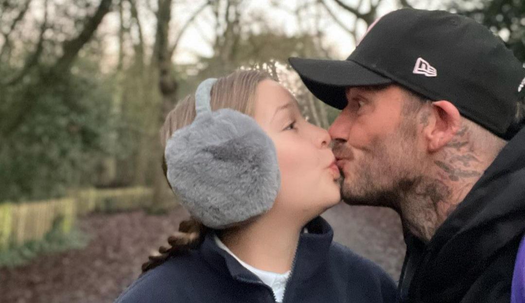 David Beckham lại khiến cõi mạng dậy sóng khi "khoá môi" con gái Harper