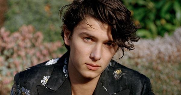 Hoàng tử Đan Mạch tái xuất với bộ ảnh bùng nổ nhan sắc chuẩn "nam thần"