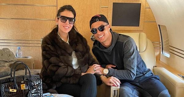 Bạn gái tiết lộ về lần đầu tiên nắm tay Ronaldo: Cảm giác rất quen thuộc, vừa vặn