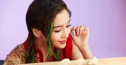 Angelababy giữ lại toàn bộ bao lì xì của con trai để bé tự bóc khi đủ lớn