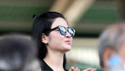 Chu Thanh Huyền - bạn gái Quang Hải - nhìn như U40 qua camera người qua đường