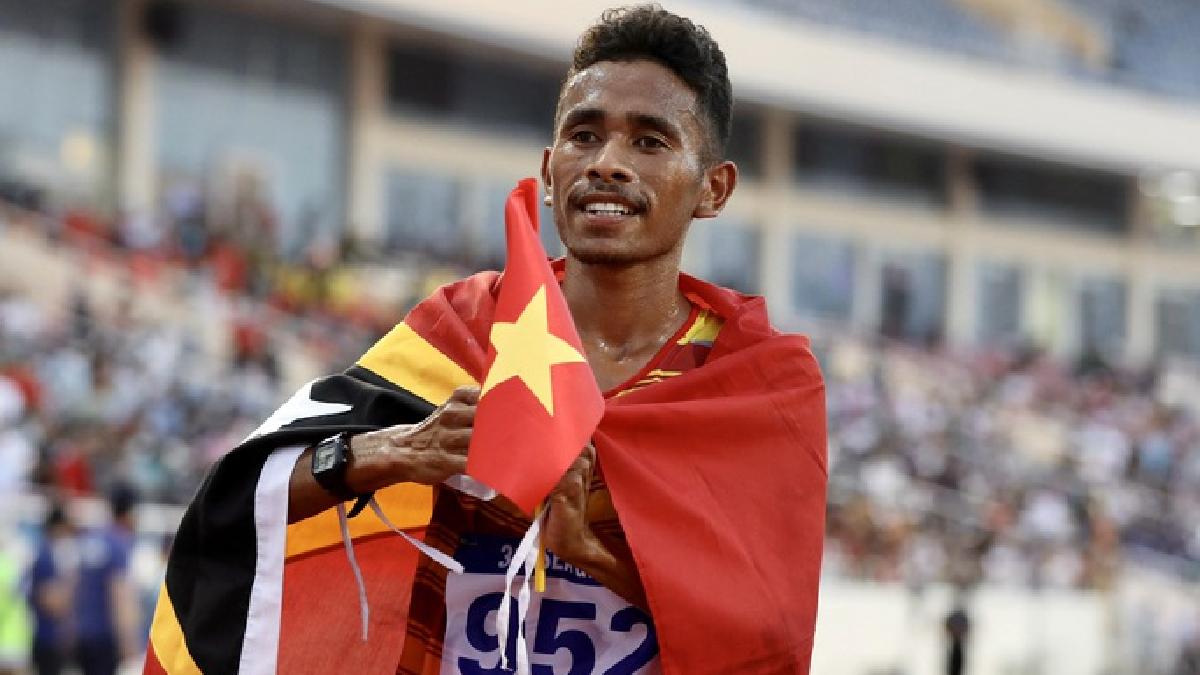 VĐV Timor Leste tìm cờ Việt Nam để hôn ăn mừng HCB SEA Games 31, tri ân khán giả chủ nhà đã cổ vũ