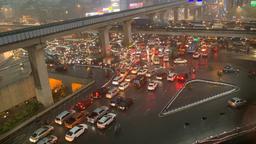 Hà Nội mưa lớn đúng giờ tan tầm, dân công sở người chết máy vì ngập, người chôn chân tại công ty