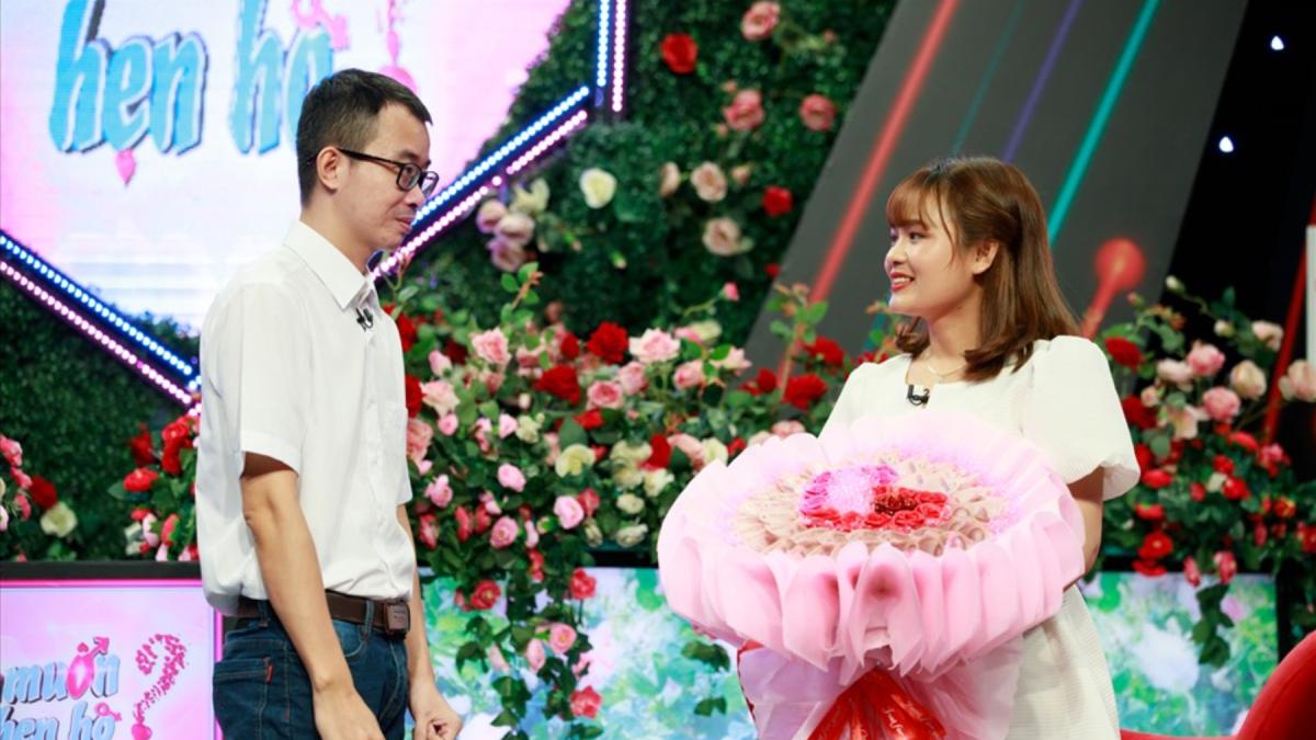 Ông chủ cửa hàng mắt kính cầm bó hoa nhét 2,5 triệu tiền mặt lên show hẹn hò “cưa” gái