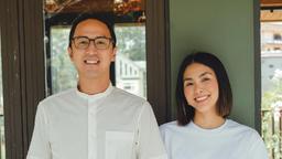 Tăng Thanh Hà được chồng tỷ phú nắm tay tưởng như dắt người yêu mới ra mắt