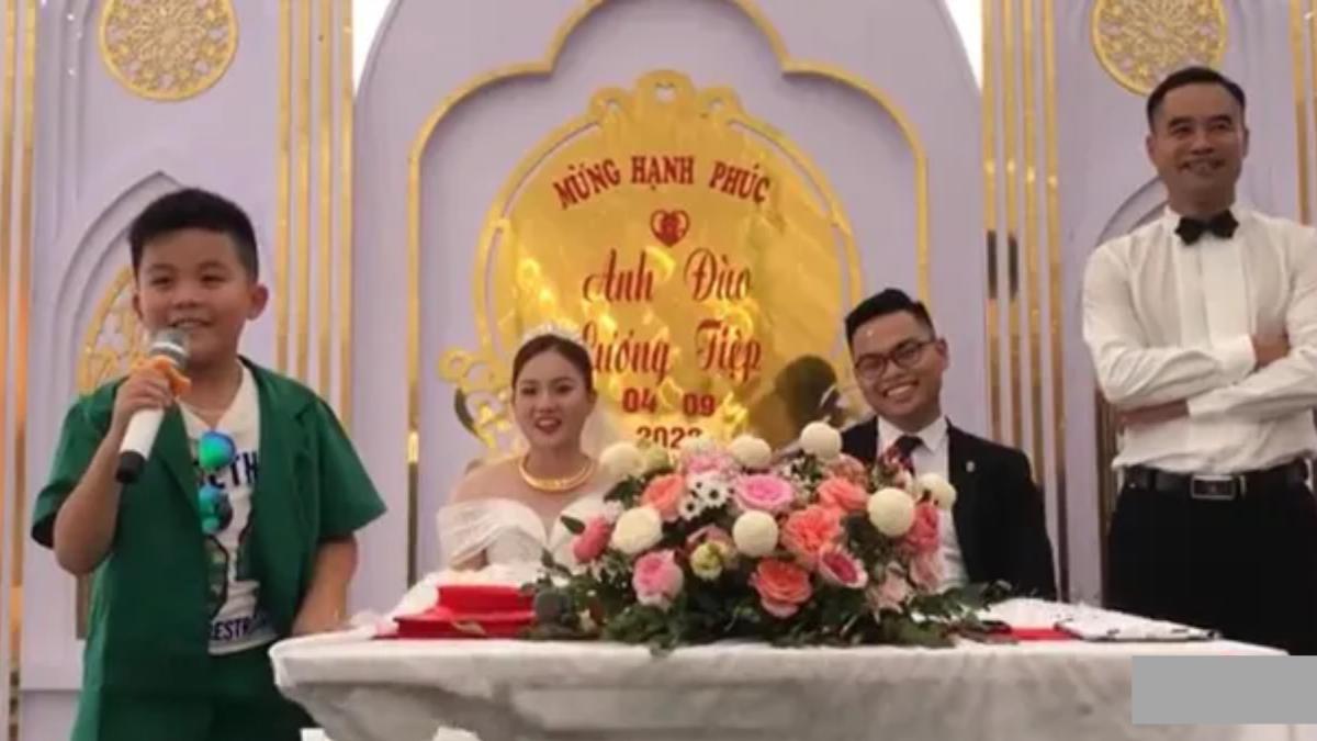 Cậu bé lớp 6 bão MXH với màn phát biểu nuốt mic khiến MC đám cưới khoanh tay đứng nhìn