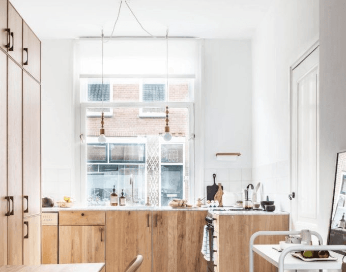 Cải tạo phòng bếp xuống cấp trở nên đẹp mộc mạc và tươi sáng bất ngờ