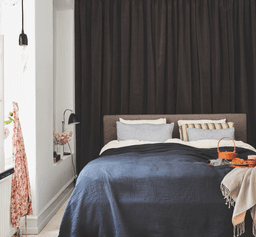 Từ phòng ngủ giản đơn, bừa bộn bỗng "biến hình" thành không gian thanh lịch