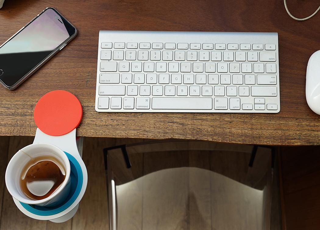 Giá cốc kẹp bàn, phụ kiện gia dụng thông minh giúp tránh mọi đổ vỡ