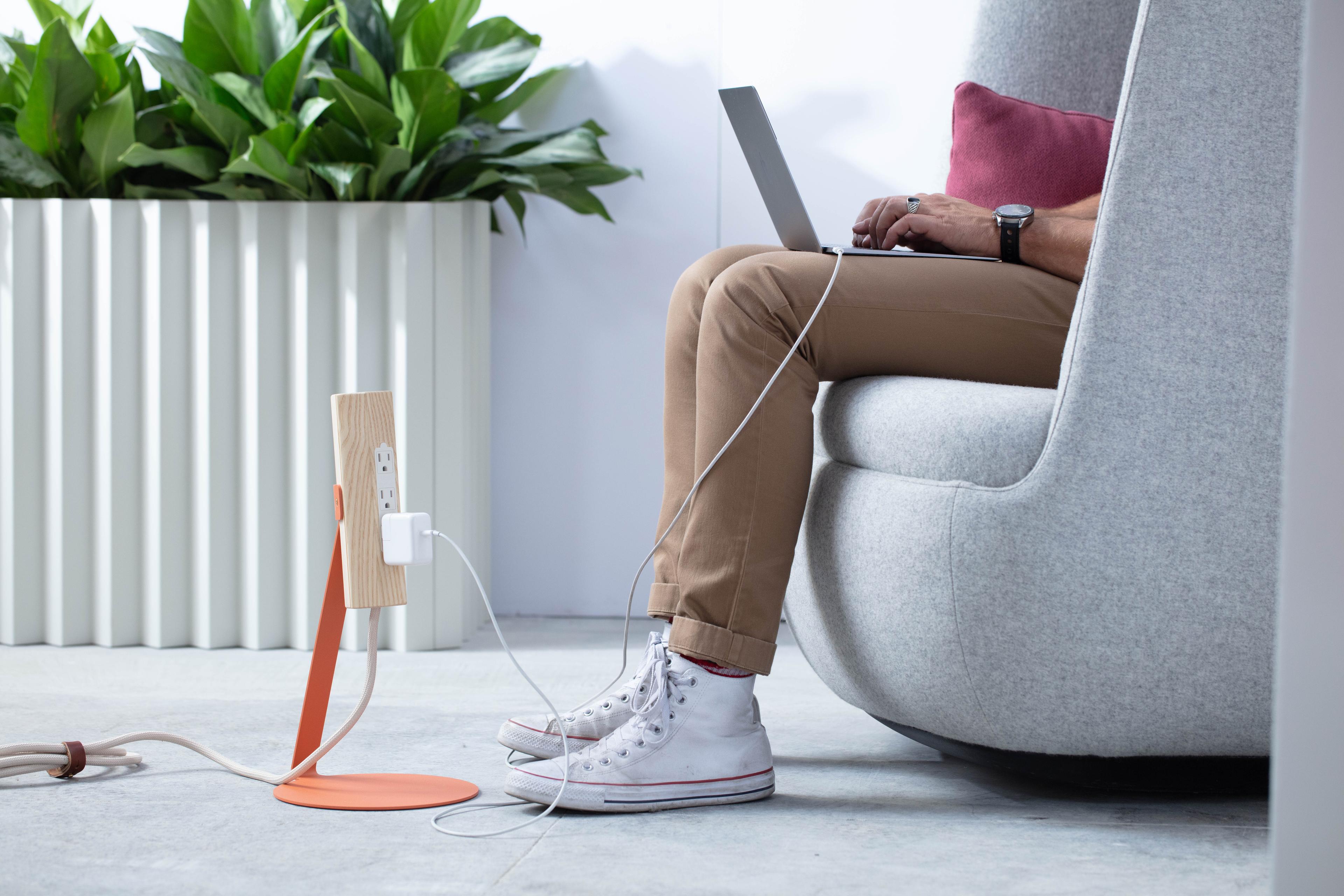 Ổ điện ốp gỗ di động, món phụ kiện cực tiện ích cho... gia chủ lười