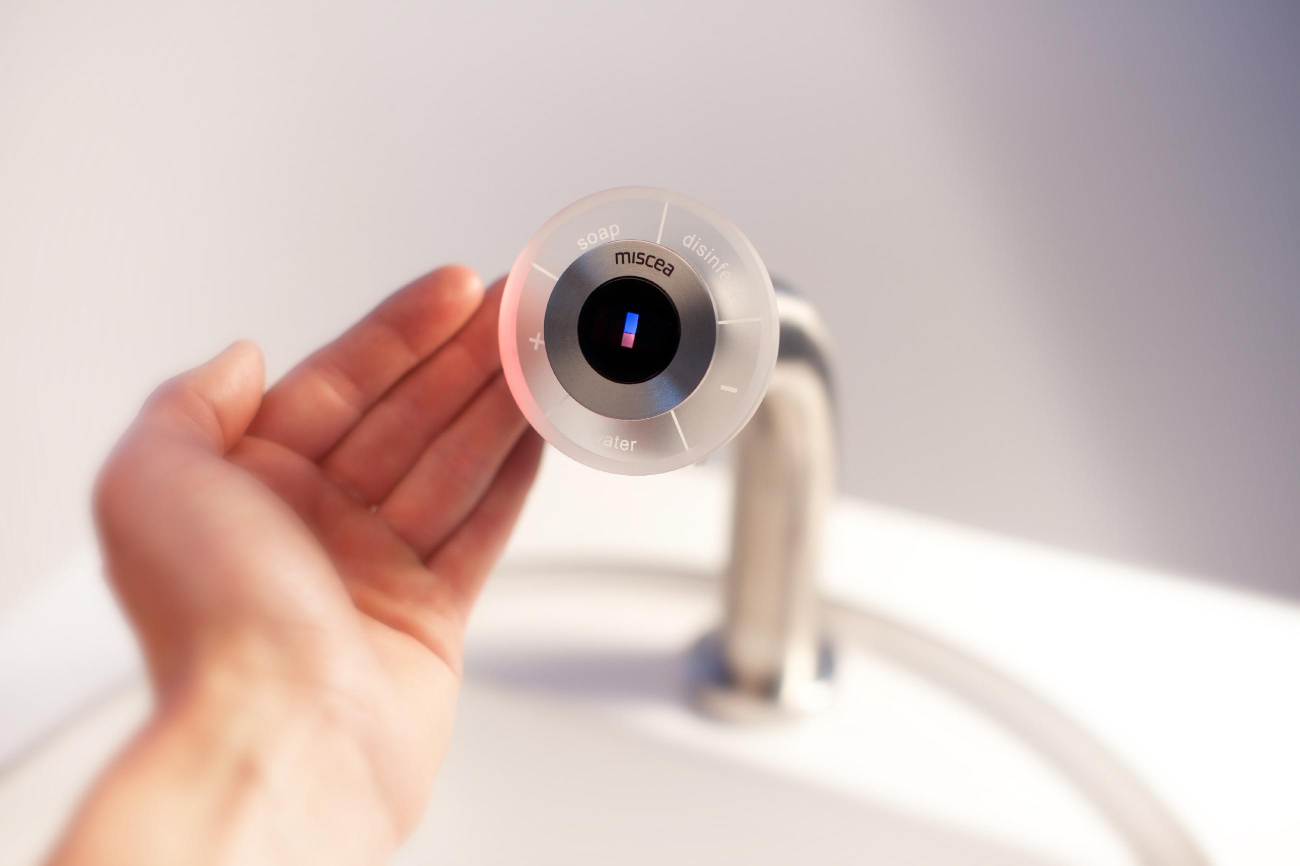 2 thiết kế nội thất thông minh cho phòng tắm thêm an toàn, tiện nghi