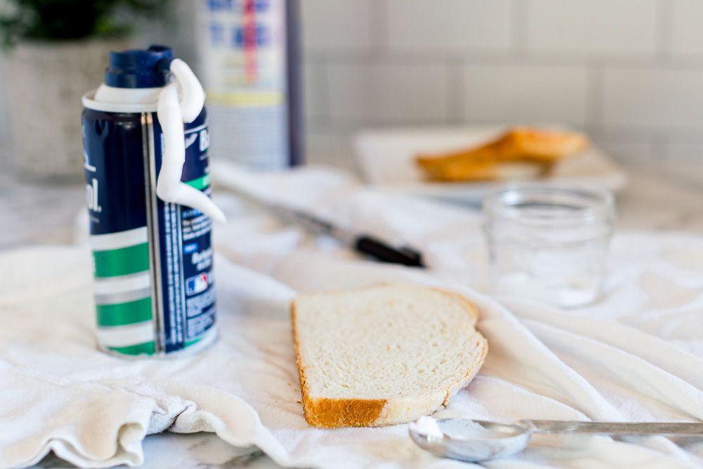 Kem cạo râu, bánh mì - những phép màu làm sạch quần áo giá bèo