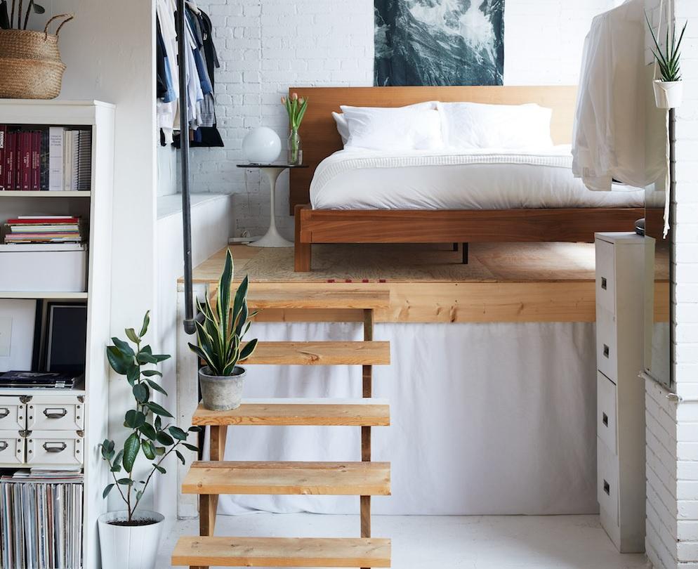 Căn hộ có phòng khách và phòng ngủ chỉ cách nhau... chiếc cầu thang gỗ nhỏ