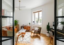 "CENTURY", căn hộ 73,6m² ấm áp với gam màu nâu gỗ nổi bật trên nền trắng