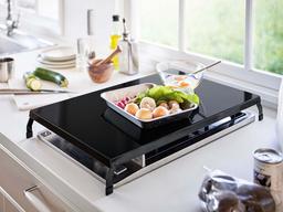 Chiếc bàn đậy trên bếp nấu giúp tối ưu hóa không gian cho bếp nhỏ