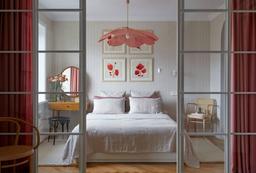 Đẹp ngất ngây căn hộ 46m² của nàng độc thân với màu đỏ san hô thời thượng
