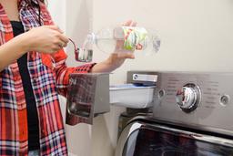 5 công dụng bất ngờ của giấm trắng chưng cất trong công việc giặt là