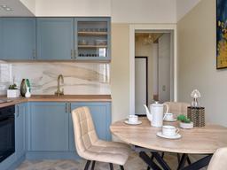 Căn hộ 33m² sử dụng gam màu be phối xanh lam dịu dàng mà trang nhã