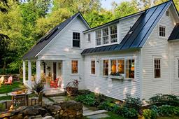 Ngôi nhà trong mơ với thiết kế đồng quê cổ điển, bao bọc bởi thiên nhiên trong lành yên ả