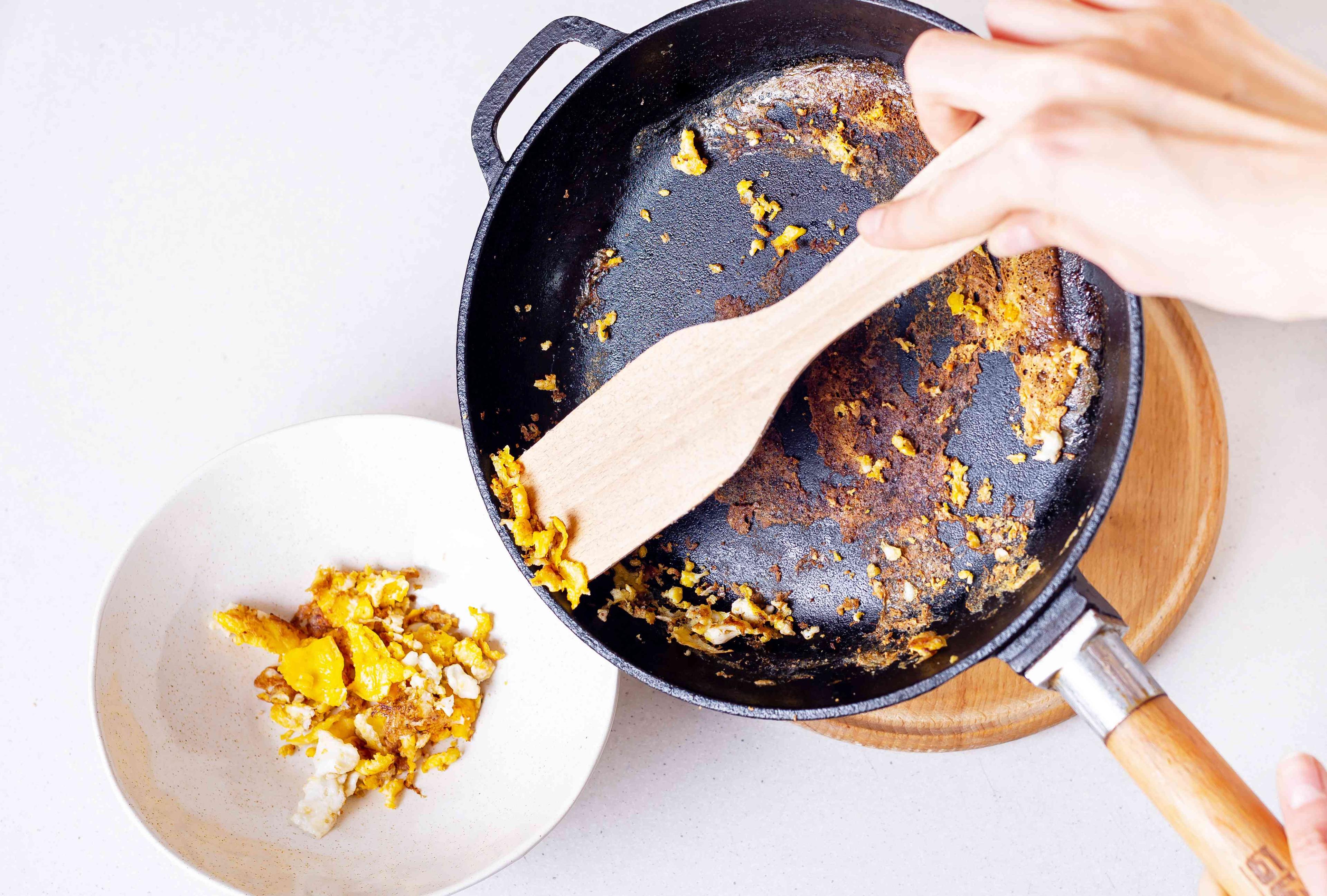 Cách làm sạch chảo gang nhanh chóng và hiệu quả nhờ muối ăn