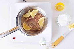 Làm sạch vết cháy sém nồi, chảo nhanh, hiệu quả bằng baking soda và chanh