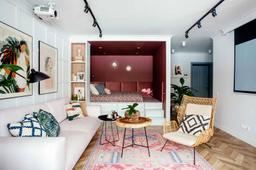 Căn hộ 47m² với phòng ngủ màu đỏ anh đào nổi bật ngay trong khu vực phòng khách