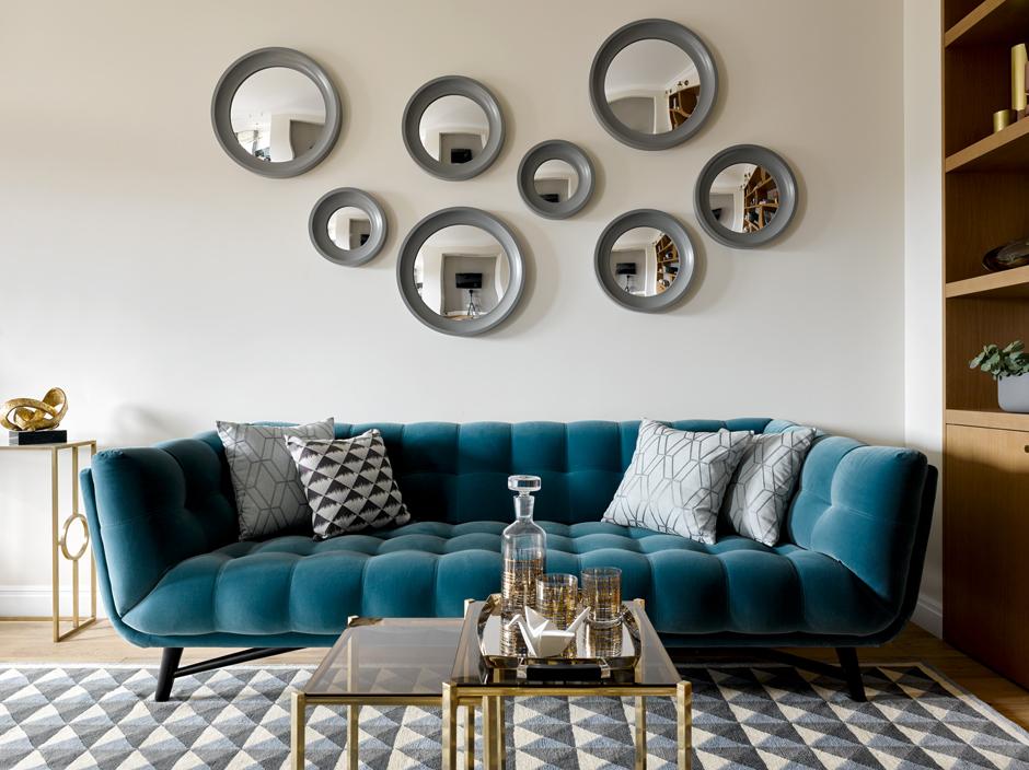 Gương trang trí sau sofa: 9 ý tưởng từ đơn giản đến cầu kỳ cho phòng khách thêm lôi cuốn
