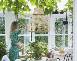 Người phụ nữ "hô biến" miếng đất hoang thành khu vườn đẹp như trong cổ tích