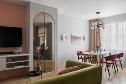 Căn hộ vỏn vẹn 56m² nhưng cuốn hút với gam màu hồng và xanh ô liu tuyệt đẹp