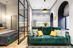 Căn hộ 33m² nổi bật nhờ gam màu xanh lá cây, vàng - cam cùng những ô cửa sổ mái vòm tuyệt đẹp