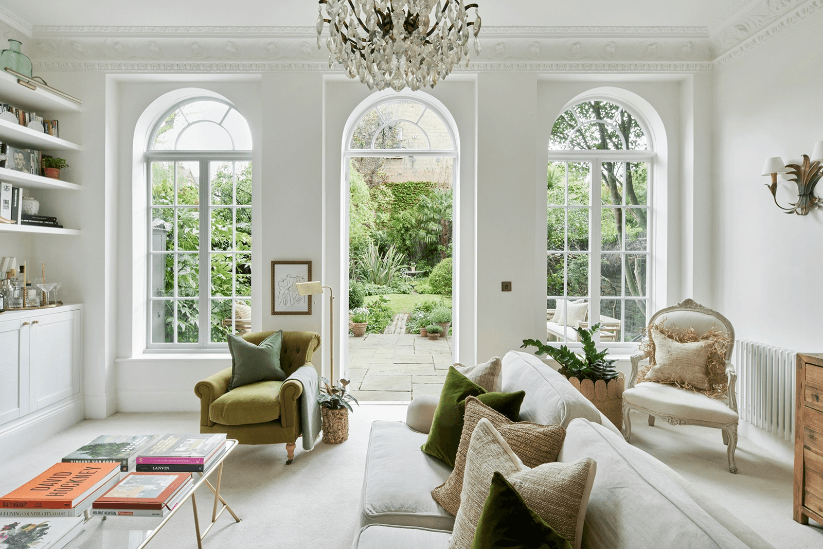 Ngôi nhà xinh đẹp tại London với những khung cửa sổ mái vòm nhìn ra khu vườn mướt xanh như ngọc