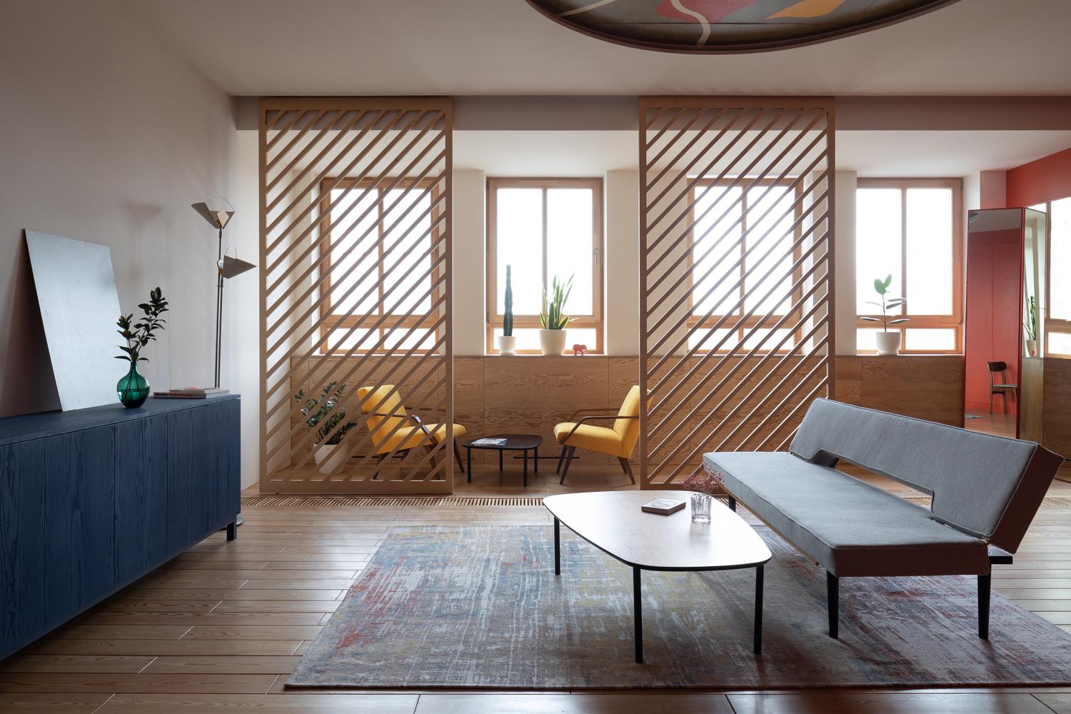 Căn hộ 70m² xanh lam - đỏ nền nã mà không kém phần cá tính của vợ chồng trẻ