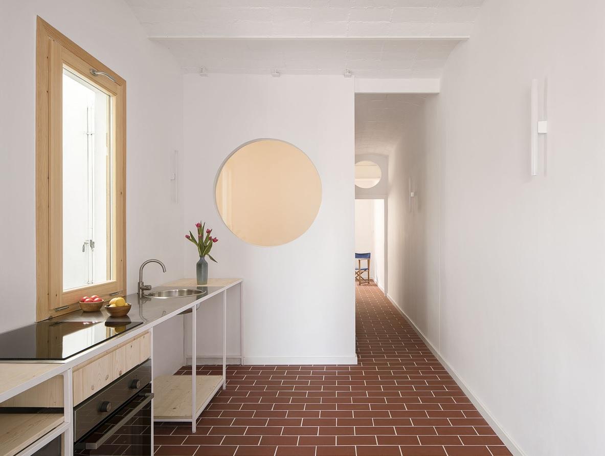 Cải tạo căn hộ 40m² tối giản nhưng cuốn hút nhờ những ô cửa sổ hình tròn